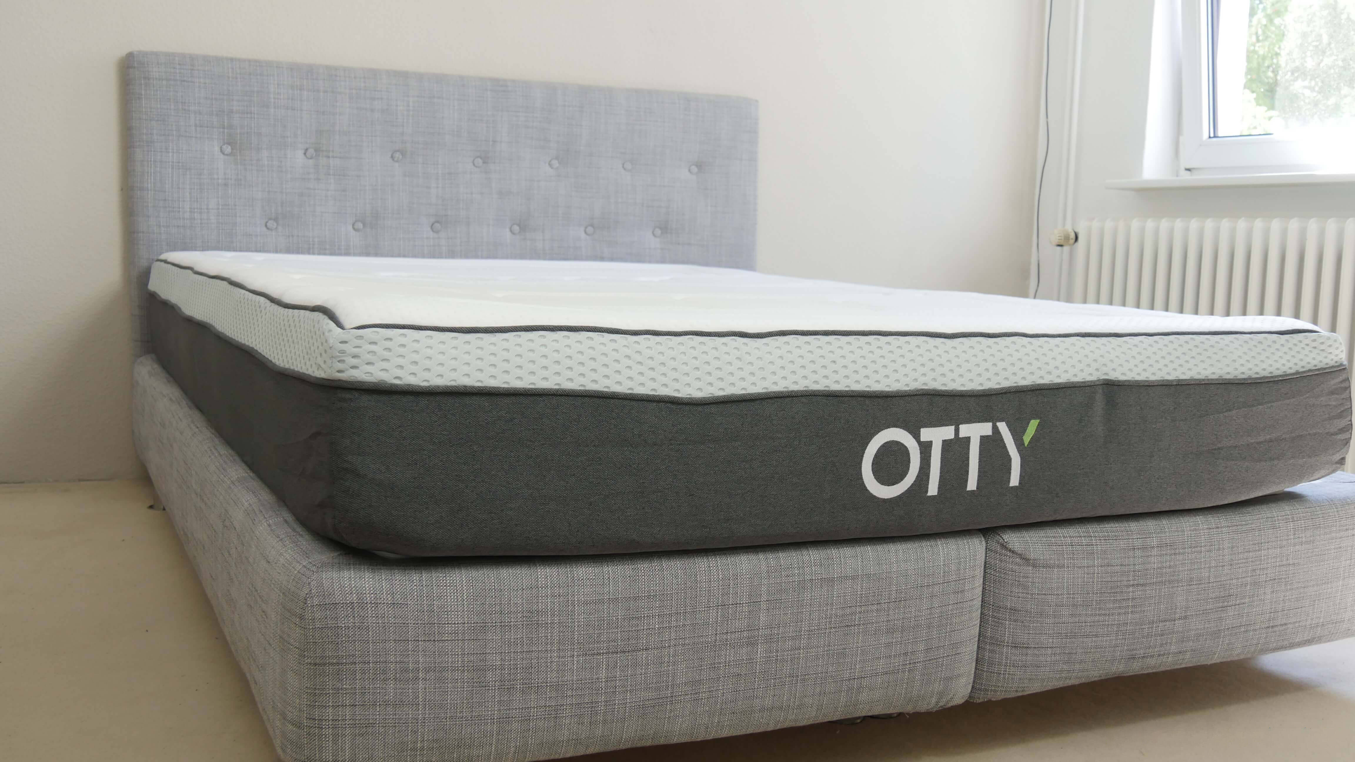Otty Matratze von der Seite auf dem Bett